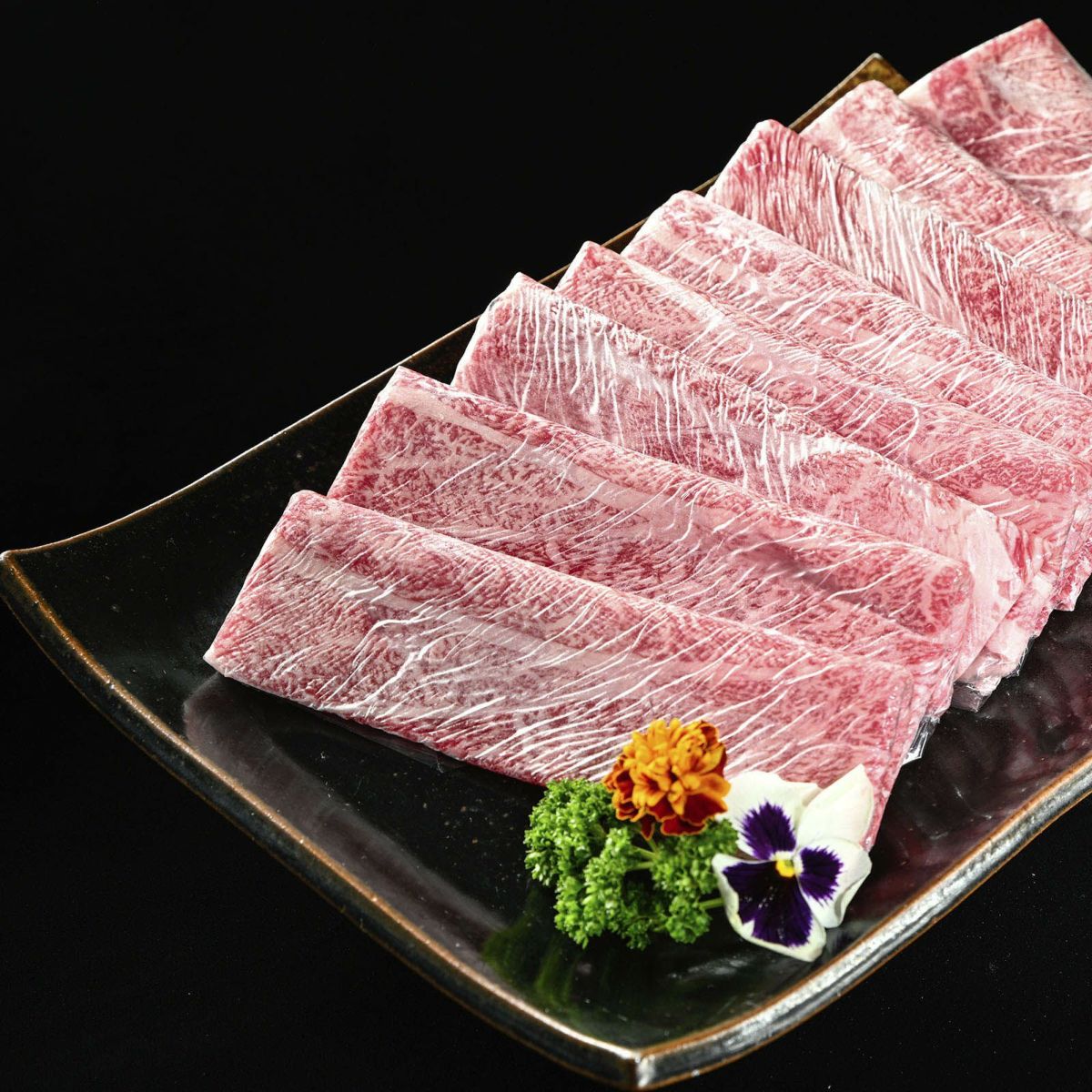 【きめ細かい綺麗な霜降りが圧巻】米沢牛A5肩ロース 500g